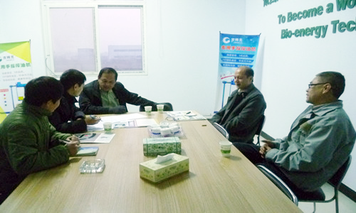 吉姆克業(yè)務經(jīng)理正在和客戶溝通飼料顆粒機設(shè)備